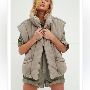 FREE PEOPLE VEST ROLL WITH US Color: Dusted Military size medium